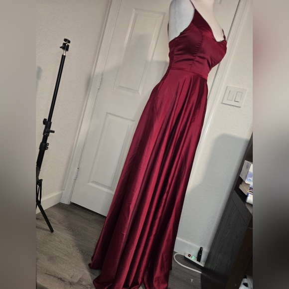 DARLING Elegant Burgundy Evening Silk Gown - Picture 3 of 7